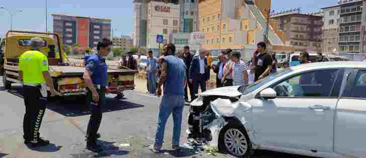 Kırıkhan’da iki otomobil kafa kafaya çarpıştı