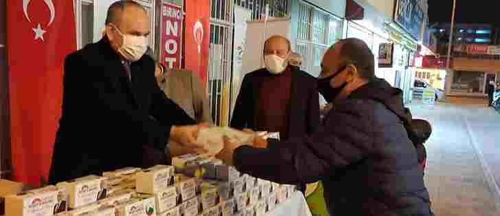 Kaymakam Yönden İkramları Eliyle Dağıttı