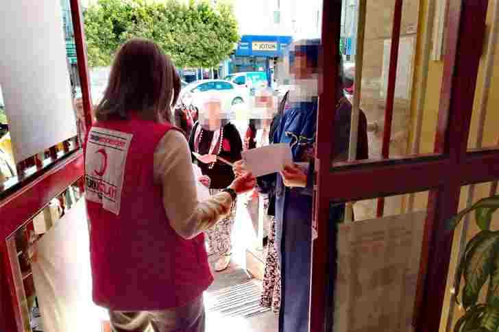 TÜRK KIZILAY İSKENDERUN ŞUBESİ’NDEN 600 AİLEYE 600 TL’LİK GIDA KARTI YARDIM
