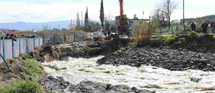 Hatayda aşırı yağışta köprü çöktü