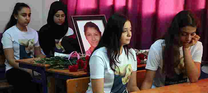 Reyhanlı Şehidi Fatma’nın Okuldaki Sırası Karanfillerle Donatıldı