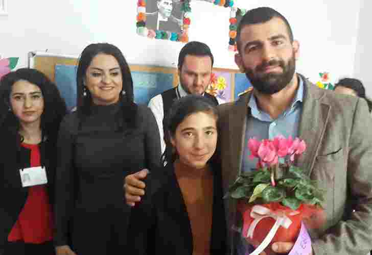 Miçolojik Dünya Kitabını UĞURCANlı Çocuklara İmzaladı!