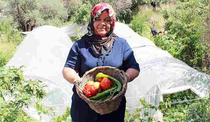 Hataylı kadın çiftçi, organik tarımı için, organik gübre üretti
