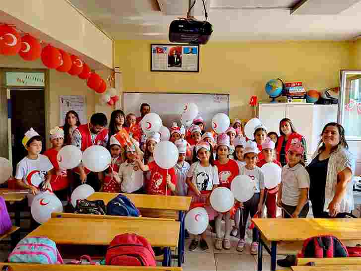 Türk Kızılay İskenderun Öğrencilerin Gönüllerini Fethetti