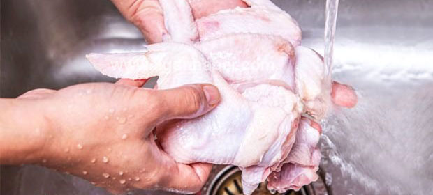 Tavukları pişirmeden önce yıkayanlar bunu daha çok 'pislikleri ve mikropları temizlemek için' veya alışkanlık olarak yaptıklarını ifade ediyor. Kampilobakter, İngiltere'de gıda zehirlenmesine neden olan bakterilerin başında geliyor.