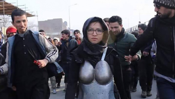 Oyuncu Afgan kadın sokaklarda tacize uğramadan rahatca gezmek icin vücudunun belirli yerlerini kaplayan bir zırh giydi.