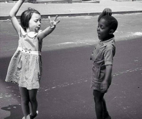 Ve bunlardan ayrı olarak, doğuştan gelen eşitliği yansıtan ırkçılıktan haberi olmayan küçük çocuklar, New York, ABD, 1940