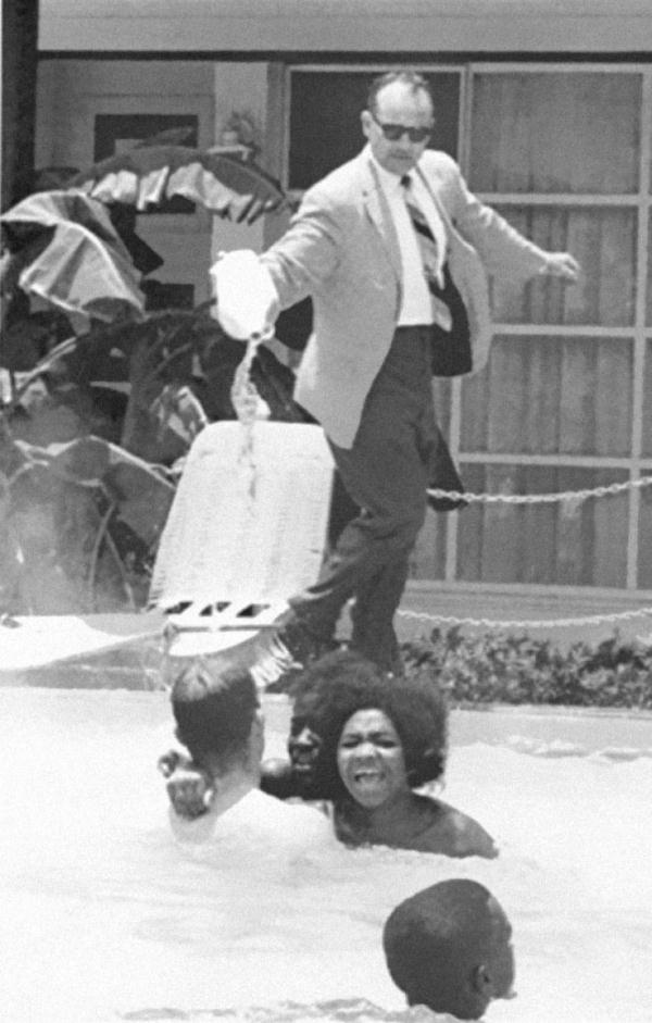 Otel sahibi siyahlar havuzda yüzerken havuza asit döküyor. 1964