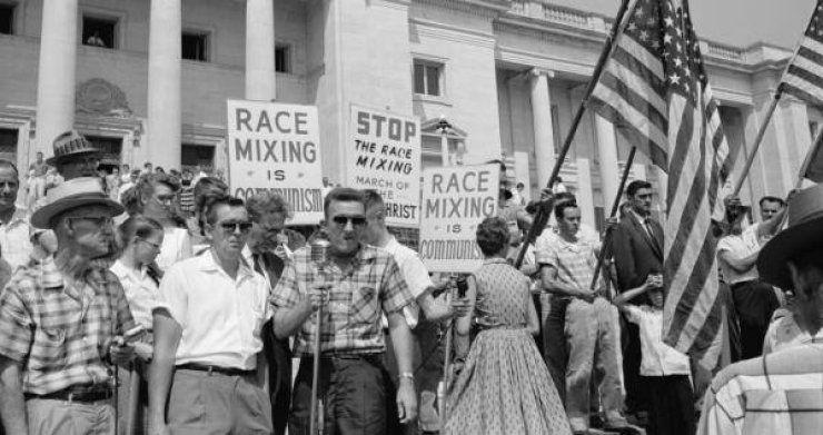 ABD'de dokuz siyahın beyazlarla aynı okulda eğitime başlaması protesto ediliyor, 1959.
