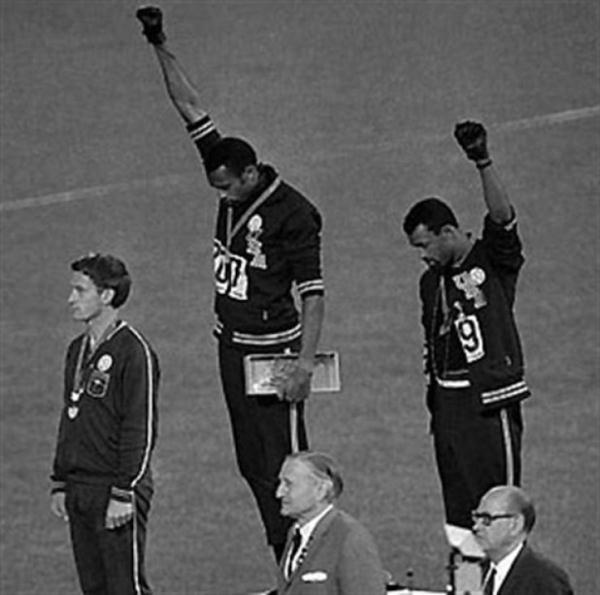 Black power selamı 1968 Meksiko olimpiyatları - 200 m de altın ve bronz madalya kazanan Tommie Smith ve John Carlos . Siyahlara karşı yapılan haksızlığı bu şekilde protesto etmişlerdir. Bu hareketlerinden dolayı spor kariyerleri sonlandırılmıştır.