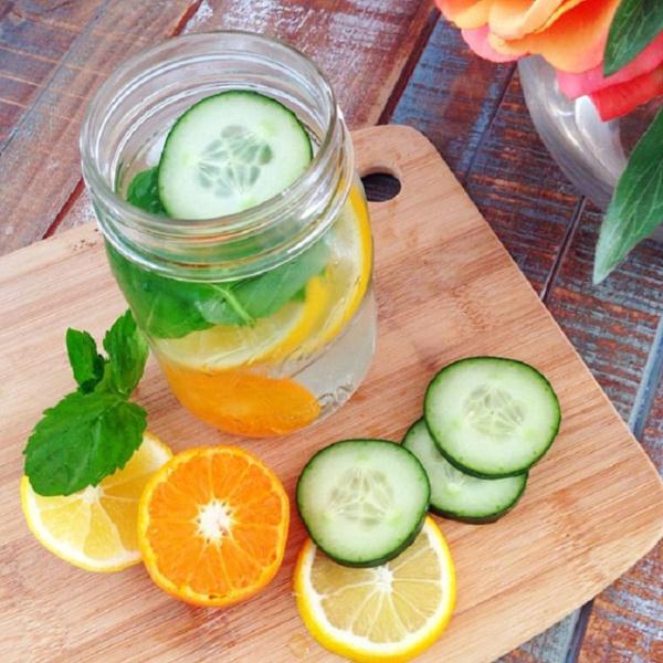 10-Portakal detoksu
Sabahları portakal sıkmaya üşeniyorsanız, bu tarif tam size göre! Öyleyse, portakalları dilimleyin ve suyun içerisine atın.