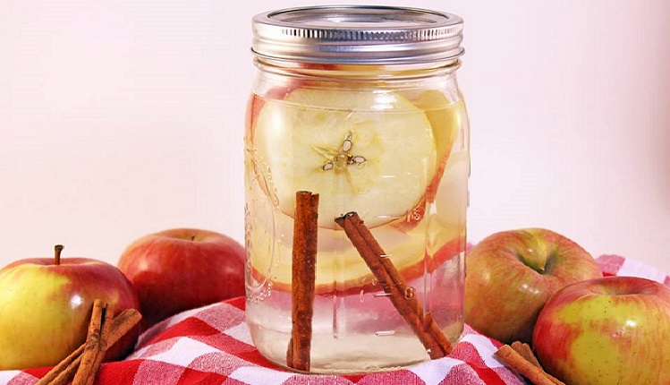 8-Tarçın ve elma detoksu
Elmaları dilimleyin ve içine çubuk tarçın atın. Yemeklerden önce tüketirseniz daha faydalı olur.