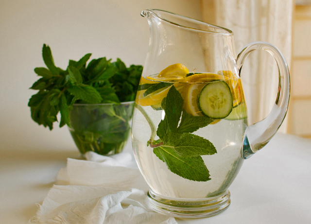 1-Nane ve limon detoksu
Sürahinin içine suyu doldurup içine nane yaprakları atın ve limonları da dilimler halinde sürahinin içine ekleyin. Buzdolabında birkaç saat beklettikten sonra içebilirsiniz.