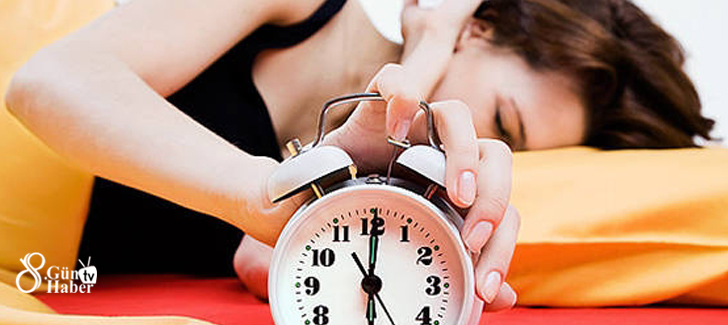 1) Yetersiz uyku

Güzel bir gece uykusu sadece dinlenmenizi sağlamıyor. Gece uykusu sırasında vücut iyi-kötü kolestrolü dengelemek, kas ve kemikleri güçlendirmek ve vücudun yağ depolaması gibi önemli işlevlerde bulunuyor. İyi bir uyku çekememek aynı zamanda depresyona da sebep oluyor...