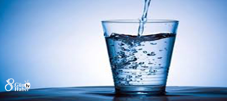 4- Bol sıvı için
Çok su içmek vücudunuzdaki virüslerin temizlenmesini sağlar. Günde 8 bardak su için önerisine uymuyorsanız yeterince su içmeye özen göstermelisiniz. İdrarınızın rengi açık sarı renkteyse yeterince su alıyorsunuz demektir, koyu sarıysa daha çok su içmeniz gerekmektedir.