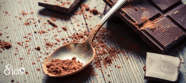 Bitter çikolata: Magnezyum ve antioksidan içeriğiyle beyne oksijen taşıyarak daha aktif çalışmasını sağlıyor.