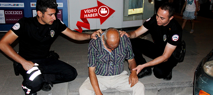 Alkol Komasına Giren Yaşlı Adamın Yardımına Polisler Koştu