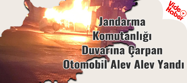 Jandarma komutanlığı duvarına çarpan otomobil alev alev yandı