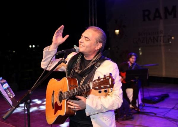 Sanatçı Aykut Kuşkaya Gaziantep'te Konser Verdi