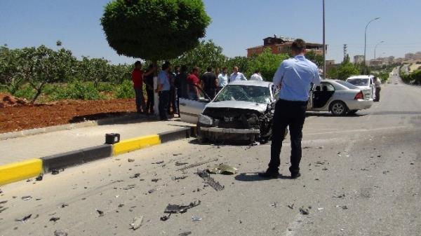 Gaziantep'te Otomobiller Kafa Kafaya Çarpıştı