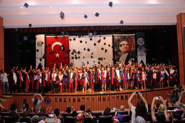 Naci Topçuoğlu Meslek Yüksekokulu Yedinci Dönem Mezunlarını Verdi