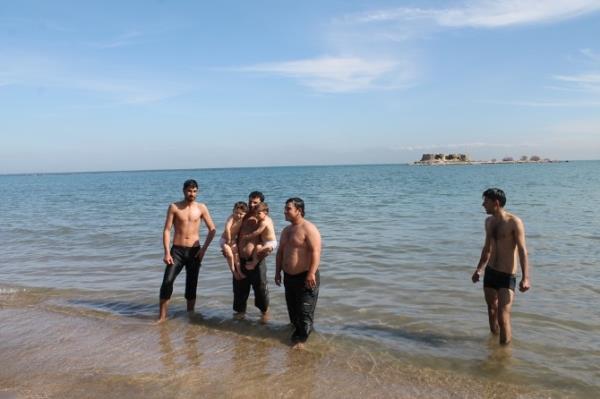 Suriyeli Sığınmacılar Denizin Keyfini Çıkarıyor