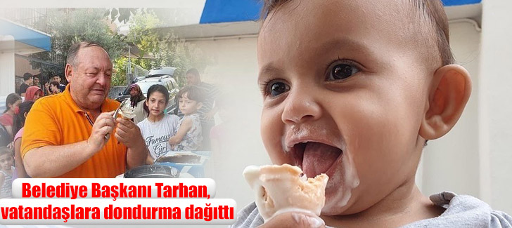  Belediye Başkanı Tarhan, vatandaşlara dondurma dağıttı