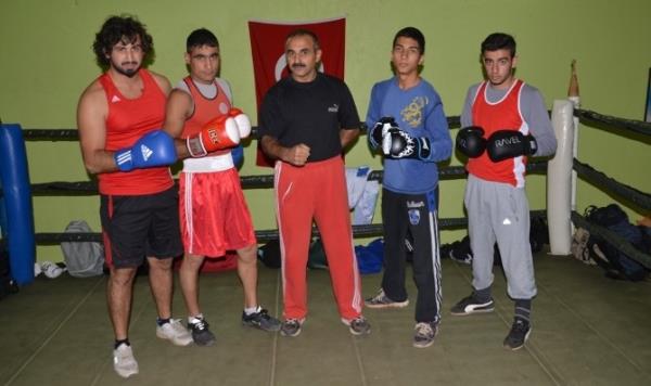 Adanalı 4 Boksör Türkiye Boks Şampiyonasına Katılmak İçin Sivas'a Gitti