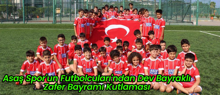 Asaş Spor'un Futbolcuları'ndan Dev Bayraklı Zafer Bayramı Kutlaması
