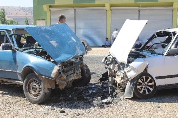 Gaziantep'te İki Otomobil Kafa Kafaya Çarpıştı: 8 Yaralı