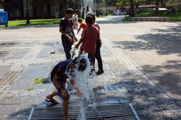 Sıcaktan Bunalan Çocuklar Süs Havuzlarına Akın Etti