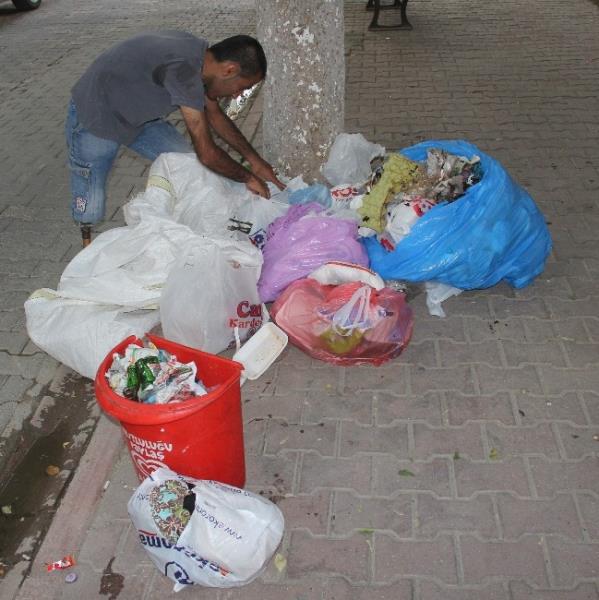  Protez Bacakla Kilometrelerce Gezerek Atık Kağıt Topluyor