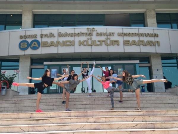 Çukurova Üniversiteli Balerinler İzmir'de Ayakta Alkışlandı