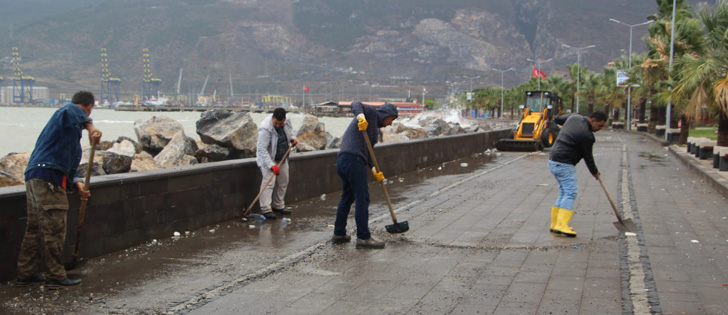 İskenderun Belediyesinden Fırtına Sonrası Temizlik
