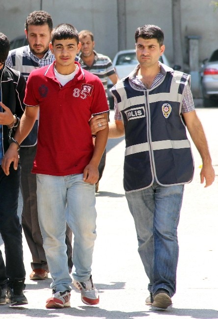 Adana'da Küfür Cinayeti Zanlılarından Biri Yakalandı