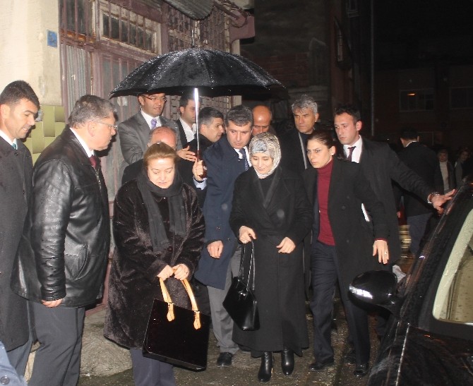 Davutoğlu Özgecan'ın Ailesini Acısını Paylaştı