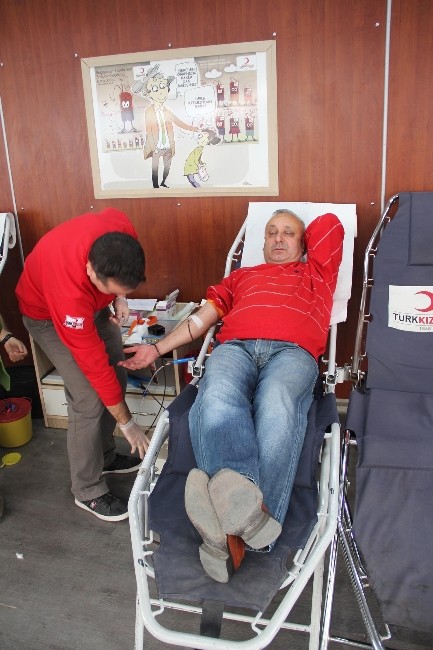Türk Kızılayı Gönüllü Bağışçılardan Kan Topladı