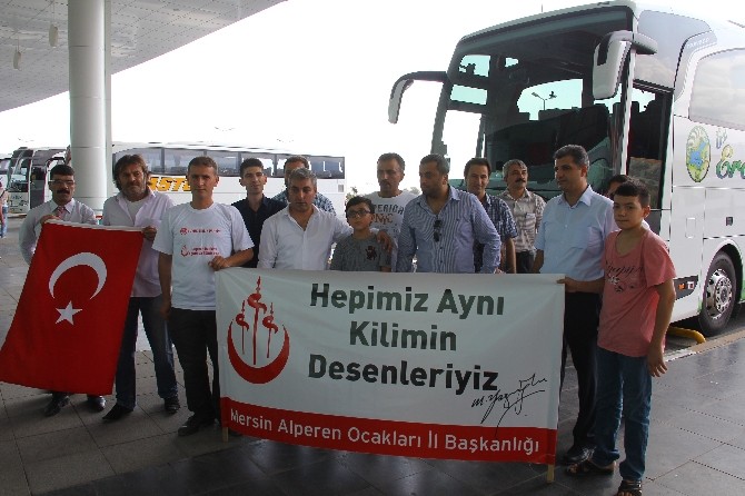 BBP'liler Türk-Kürt Kardeşliği İçin Otogarda Karanfil Dağıttı