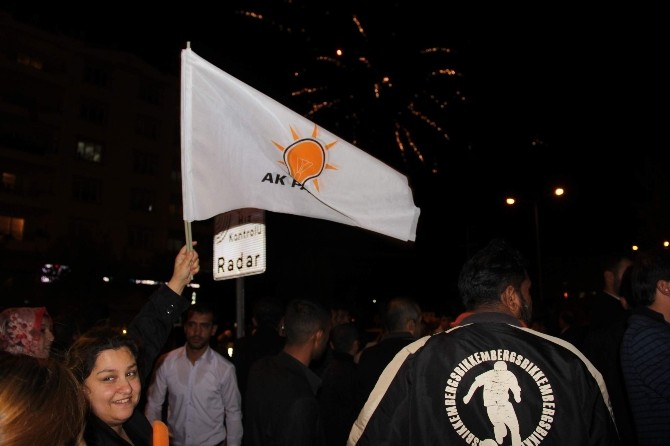 AK Parti Seçim Zaferini Coşkuyla Kutladı