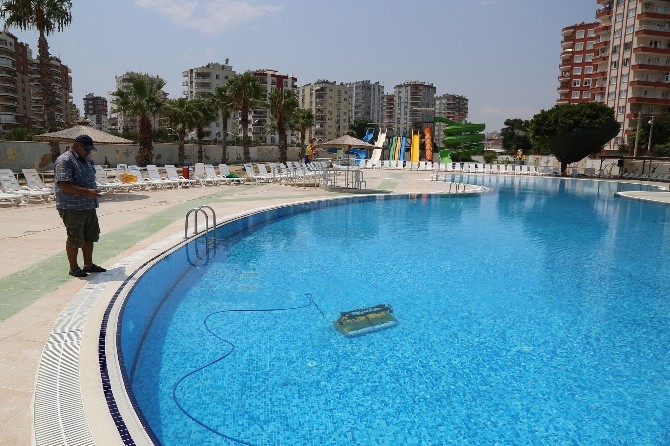 Mezitli'de Yüzme Havuzları Temizleniyor