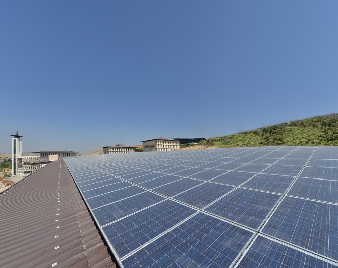 Güneş Panelleri İle Enerji Üreten İlk Üniversite