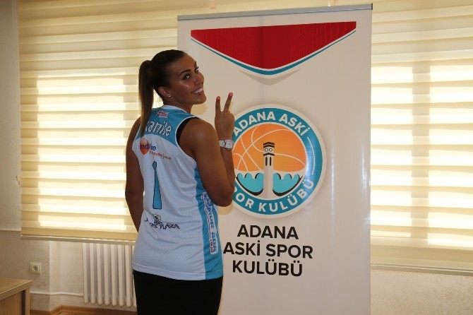 Adana ASKİ Spor'da Kamile Nacickaite Resmi İmzayı Attı