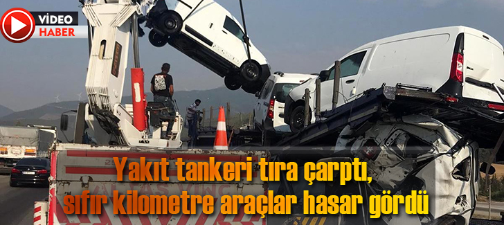 Yakıt tankeri tıra çarptı, sıfır kilometre araçlar hasar gördü