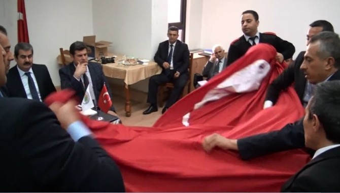 İskenderun Belediye Başkanı'ndan 'Bayrak' Açıklaması