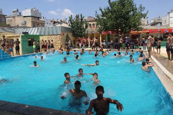 Sıcaktan Bunalan Gençler Havuza Koştu