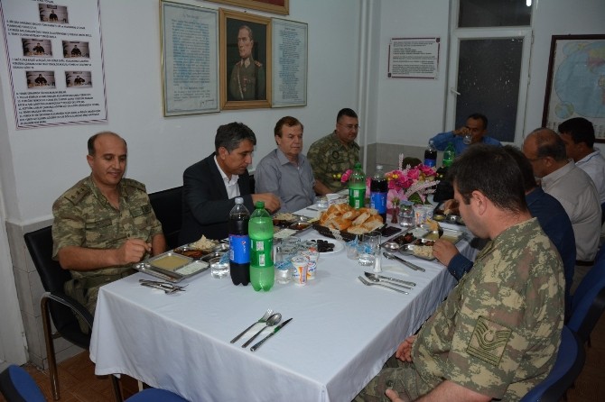 Kırıkhan'da Protokol Üyeleri Askerlerle İftar Yaptı