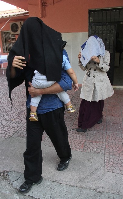 Eşi,Çocuğu Ve Karnındaki Bebeğiyle IŞİD'e Katılacaktı