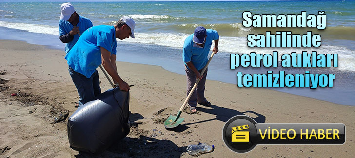 Samandağ sahilinde petrol atıkları temizleniyor