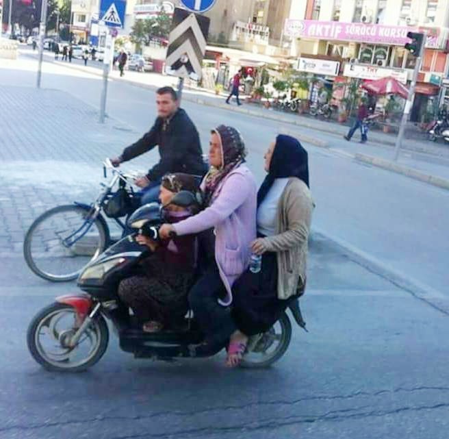 Motosiklet Süren Kadının Fotoğrafı Tıklanma Rekoru Kırıyor