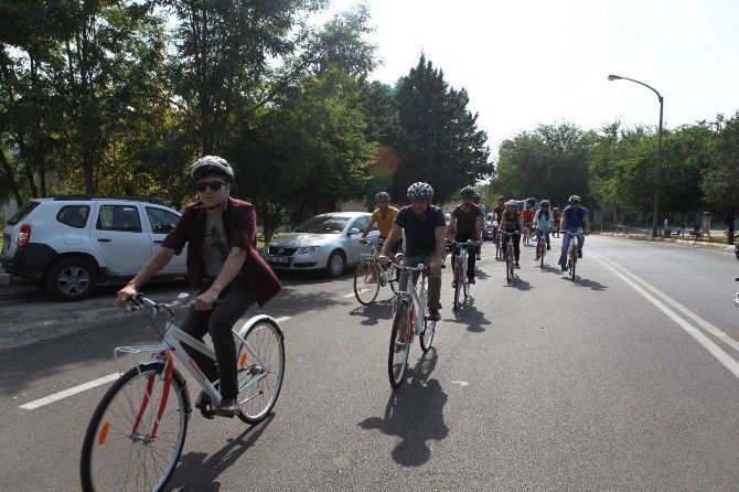ÇÜ'de Öğrencilere 250 Bisiklet Dağıtıldı